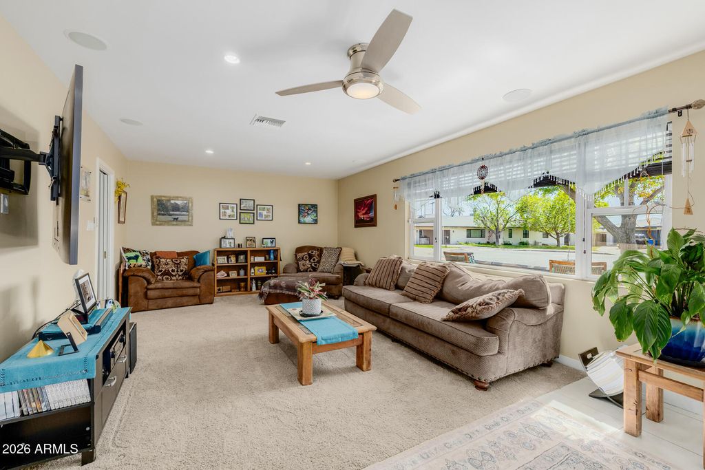 Image 19 of property listing at 4942 E WHITTON Avenue, Phoenix, AZ 85018