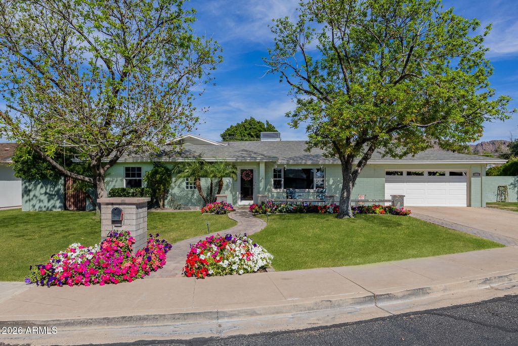 Image 2 of property listing at 4942 E WHITTON Avenue, Phoenix, AZ 85018