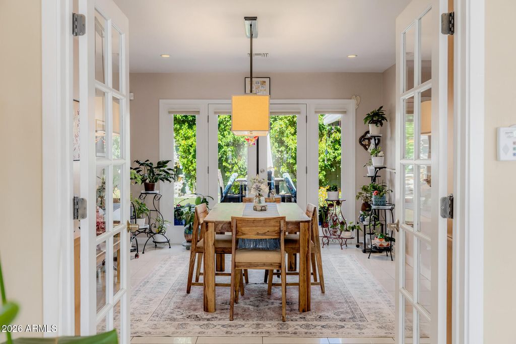 Image 24 of property listing at 4942 E WHITTON Avenue, Phoenix, AZ 85018