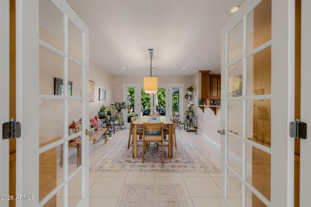 Image 25 of property listing at 4942 E WHITTON Avenue, Phoenix, AZ 85018