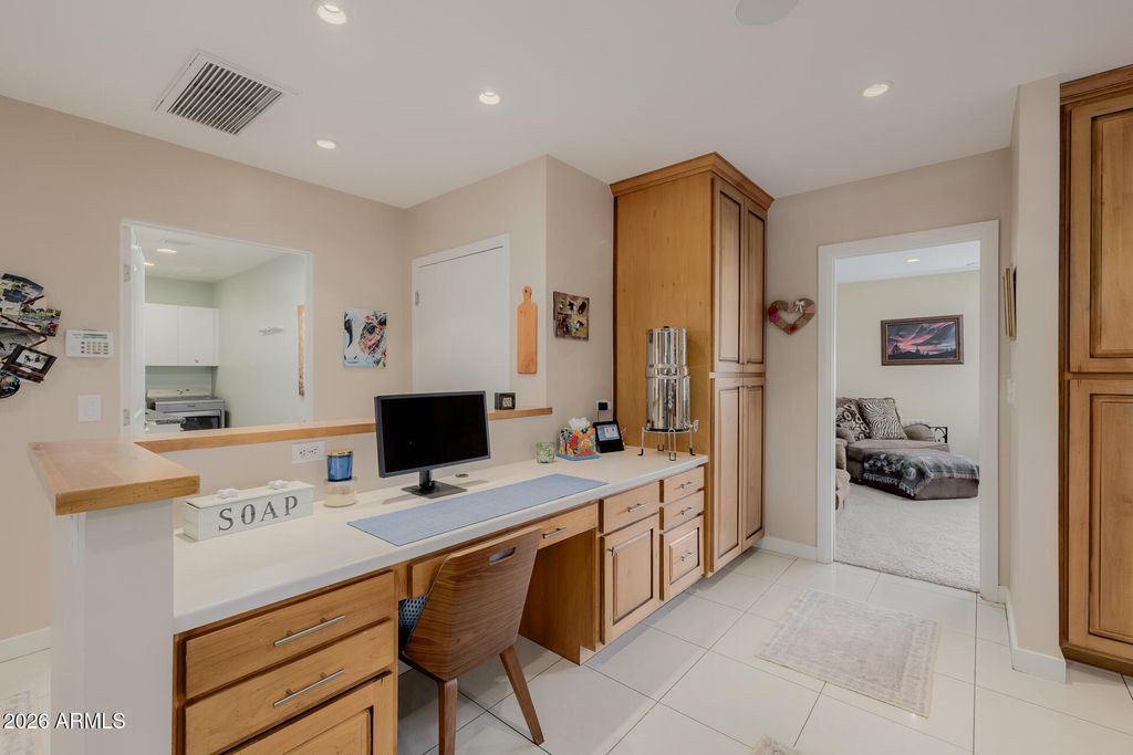 Image 35 of property listing at 4942 E WHITTON Avenue, Phoenix, AZ 85018