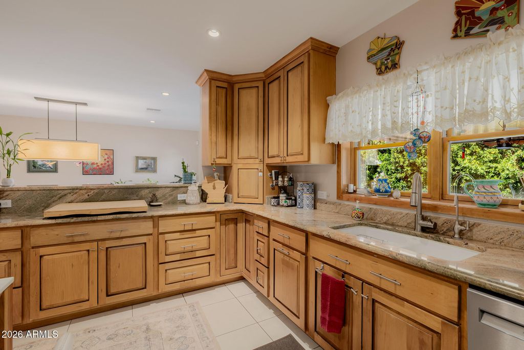 Image 36 of property listing at 4942 E WHITTON Avenue, Phoenix, AZ 85018