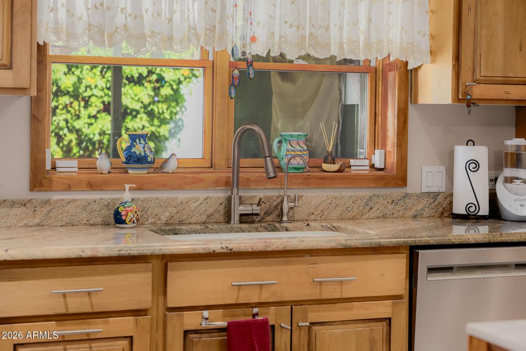 Image 37 of property listing at 4942 E WHITTON Avenue, Phoenix, AZ 85018