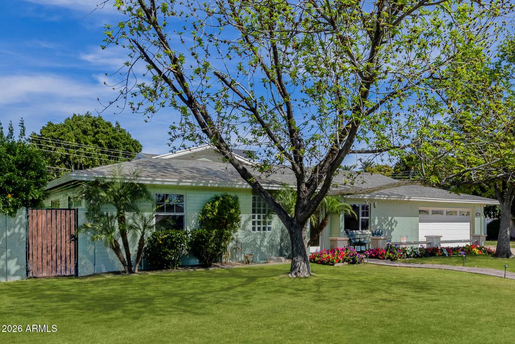 Image 4 of property listing at 4942 E WHITTON Avenue, Phoenix, AZ 85018