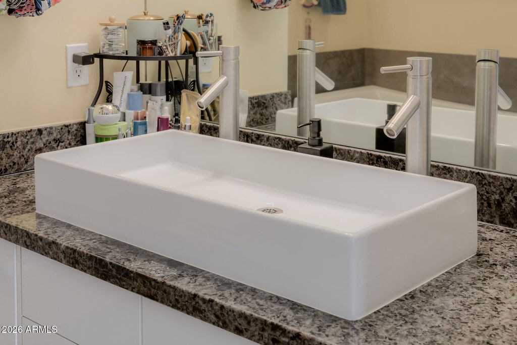 Image 52 of property listing at 4942 E WHITTON Avenue, Phoenix, AZ 85018