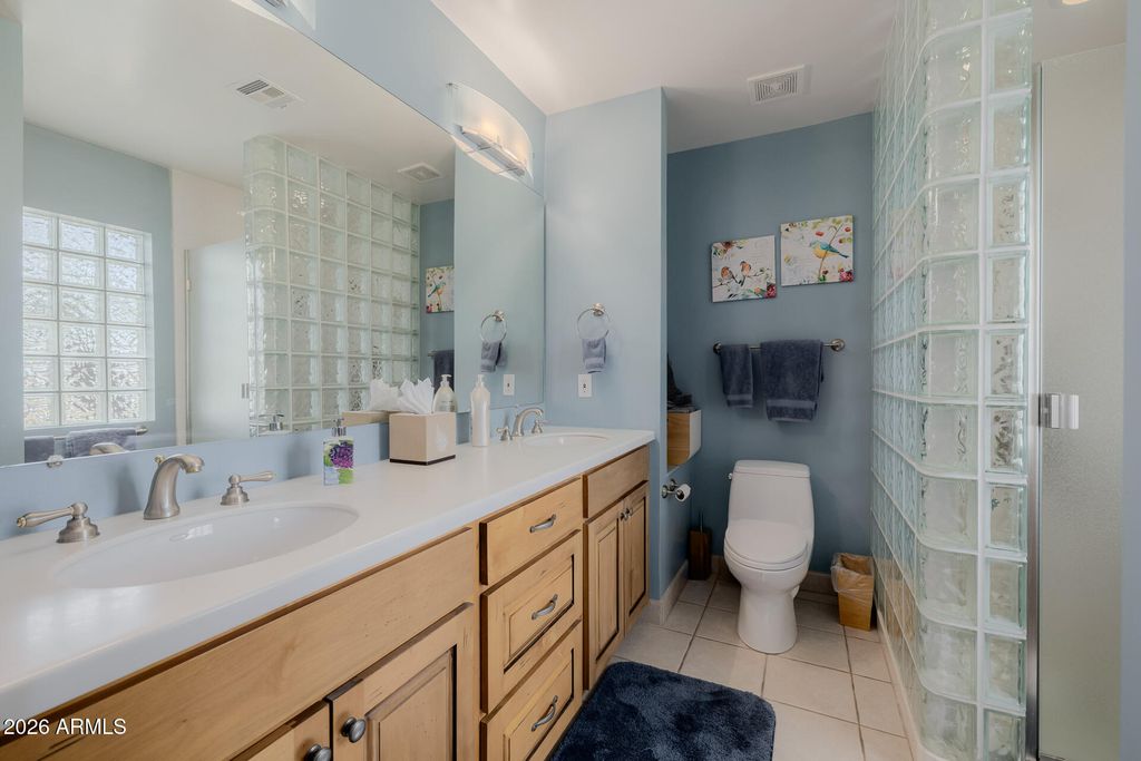 Image 61 of property listing at 4942 E WHITTON Avenue, Phoenix, AZ 85018