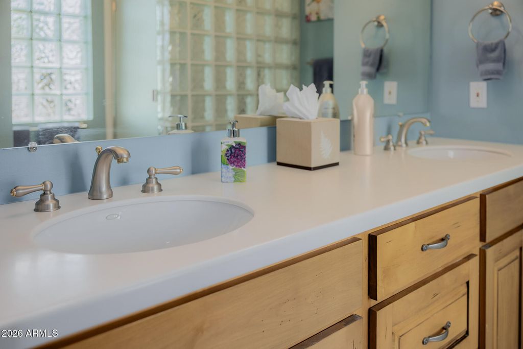 Image 62 of property listing at 4942 E WHITTON Avenue, Phoenix, AZ 85018