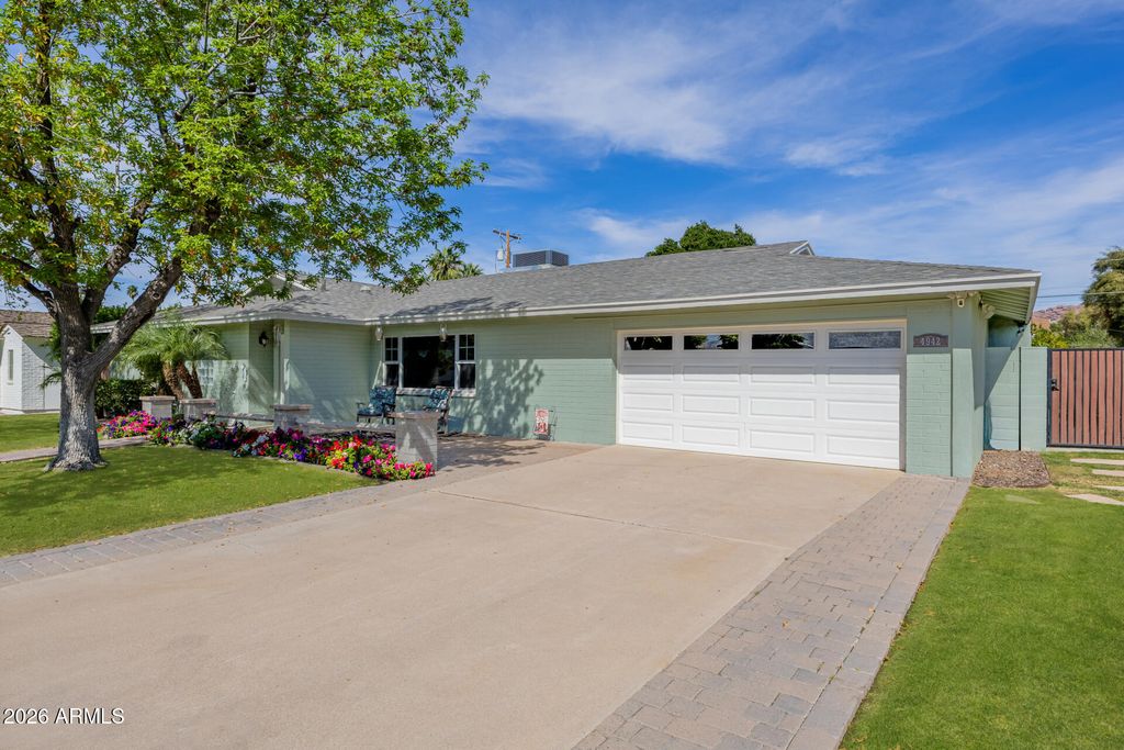 Image 7 of property listing at 4942 E WHITTON Avenue, Phoenix, AZ 85018