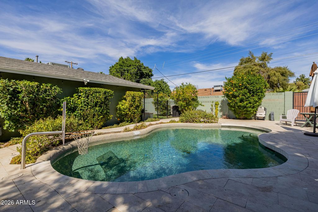 Image 71 of property listing at 4942 E WHITTON Avenue, Phoenix, AZ 85018