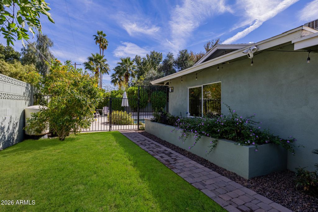 Image 75 of property listing at 4942 E WHITTON Avenue, Phoenix, AZ 85018