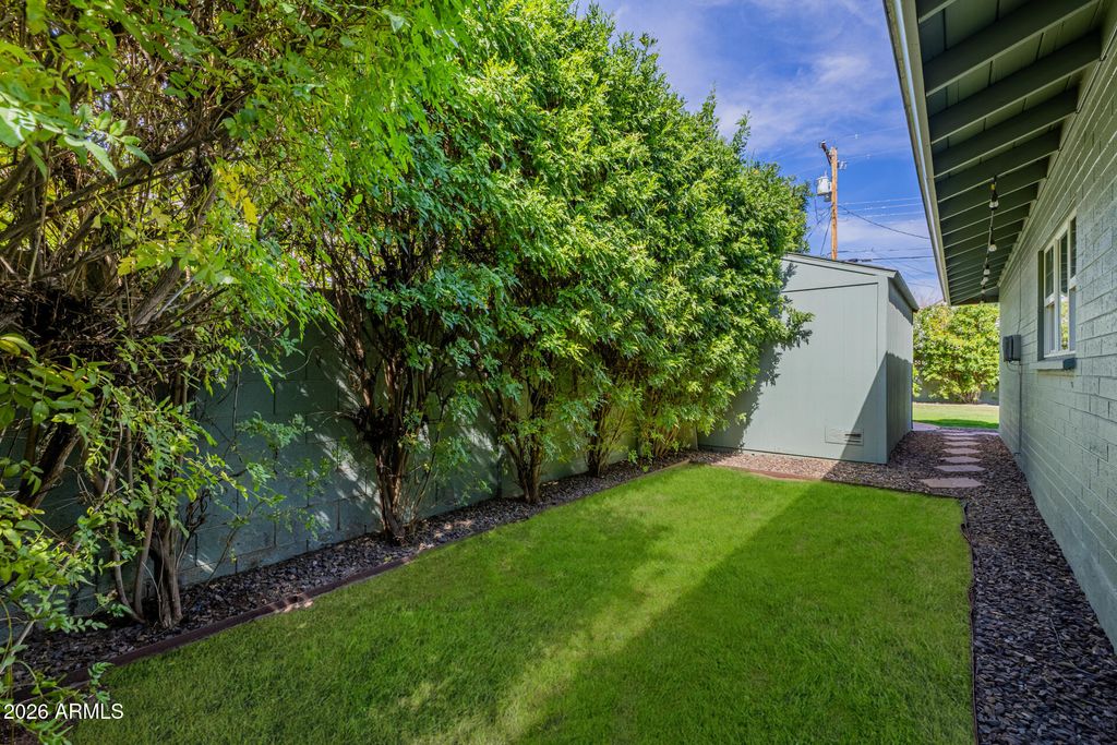 Image 81 of property listing at 4942 E WHITTON Avenue, Phoenix, AZ 85018