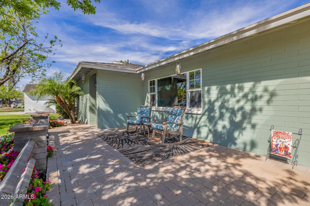 Image 9 of property listing at 4942 E WHITTON Avenue, Phoenix, AZ 85018