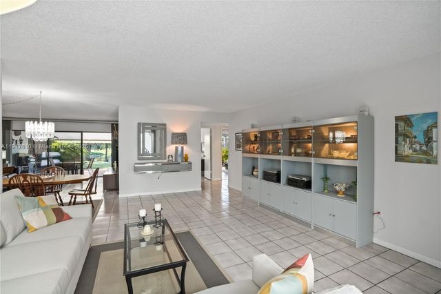 7320 Coldstream Dr, Hialeah, FL 33015