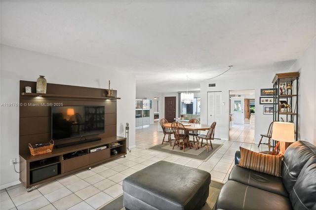 7320 Coldstream Dr, Hialeah, FL 33015