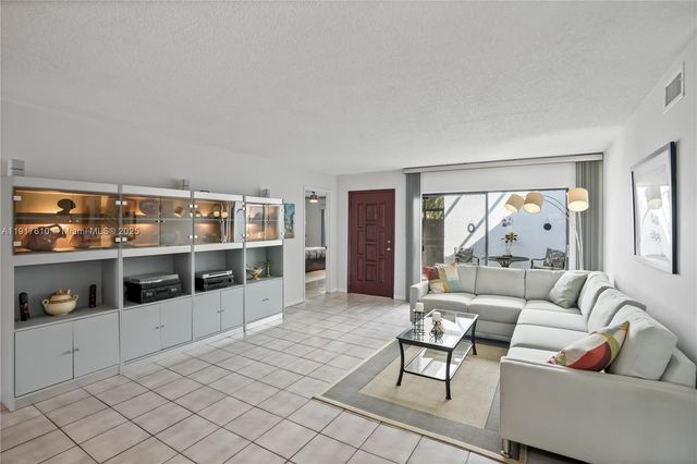 7320 Coldstream Dr, Hialeah, FL 33015