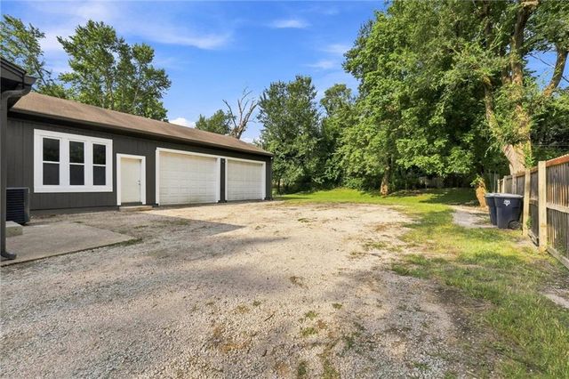 10518 Palmer Avenue, Kansas City, MO 64134