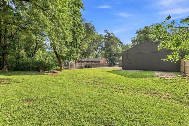 10518 Palmer Avenue, Kansas City, MO 64134