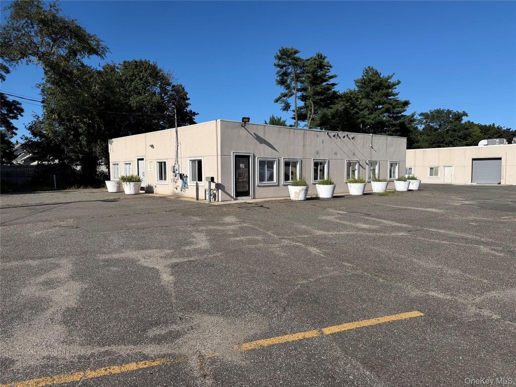 250 Old Country Rd W, Hicksville, NY 11801 — exterior