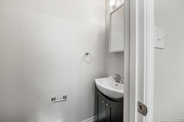 8815 Mission mdw, San Antonio, TX 78223