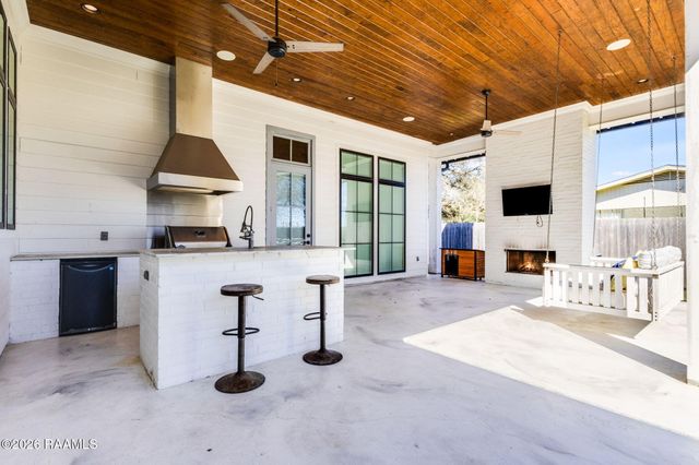 103 Grand Oak Drive, Broussard, LA 70518