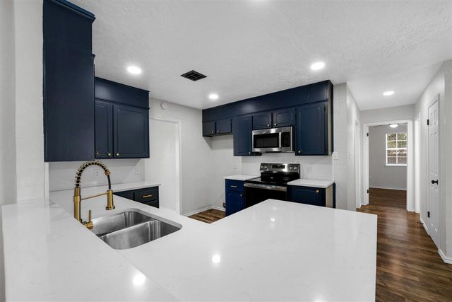 7202 NW Willow Creek Dr, Lawton, OK 73505