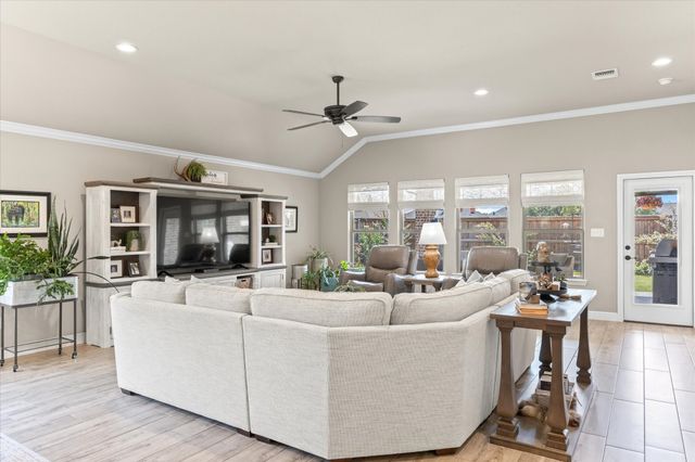 1321 Highland Park Circle, Granbury, TX 76048