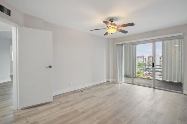 3590 Via Poinciana 501, Lake Worth, FL 33467