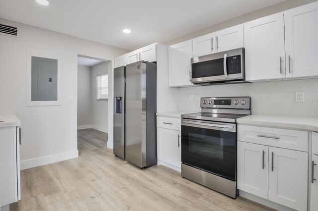 3590 Via Poinciana 501, Lake Worth, FL 33467