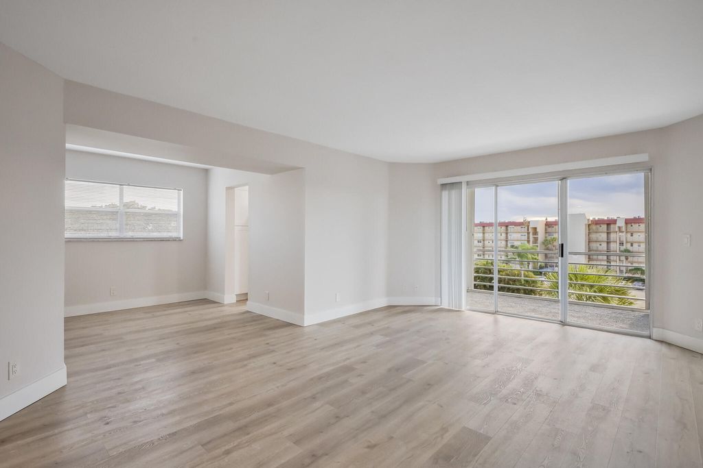 3590 Via Poinciana 501, Lake Worth, FL 33467