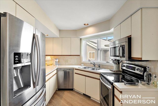 810 S Harbor Drive 16, Grand Haven, MI 49417