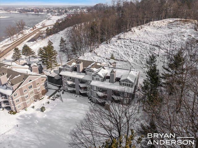 810 S Harbor Drive 16, Grand Haven, MI 49417