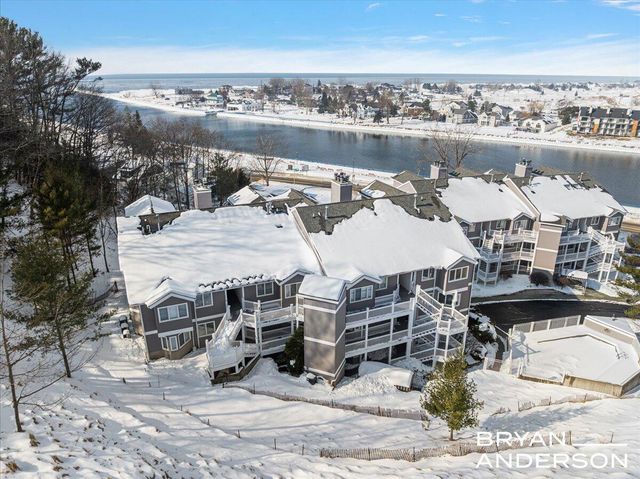 810 S Harbor Drive 16, Grand Haven, MI 49417