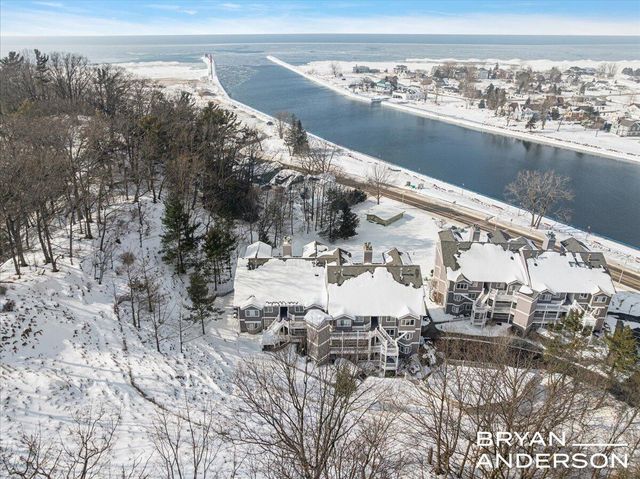 810 S Harbor Drive 16, Grand Haven, MI 49417