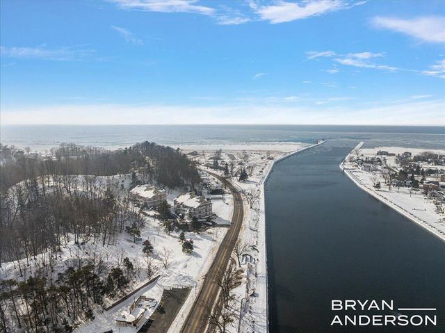 810 S Harbor Drive 16, Grand Haven, MI 49417