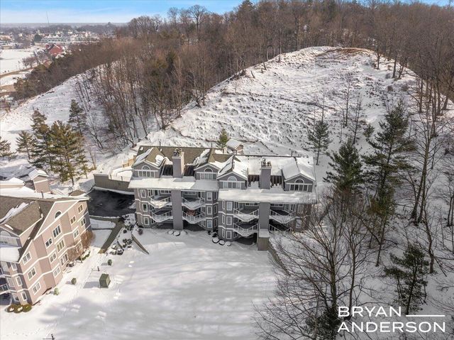 810 S Harbor Drive 16, Grand Haven, MI 49417