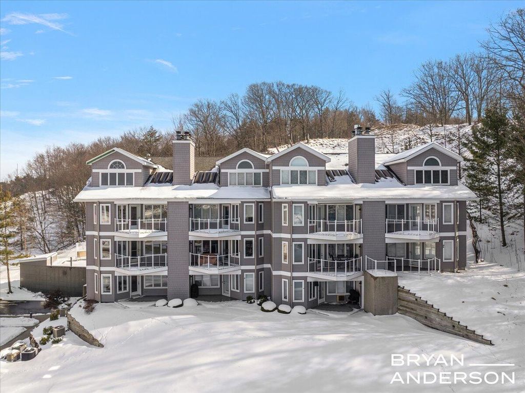 810 S Harbor Drive 16, Grand Haven, MI 49417