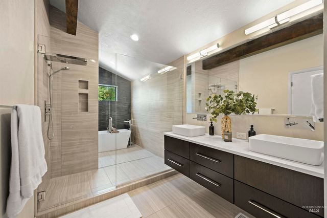 1113 E Santa Maria Dr, Boise, ID 83712