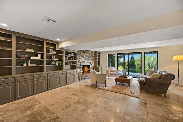 1113 E Santa Maria Dr, Boise, ID 83712