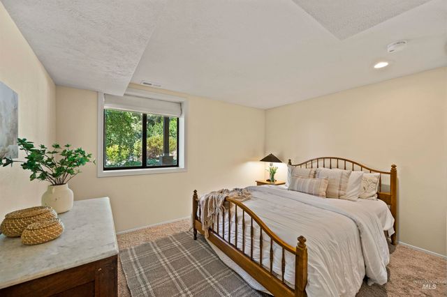 1113 E Santa Maria Dr, Boise, ID 83712