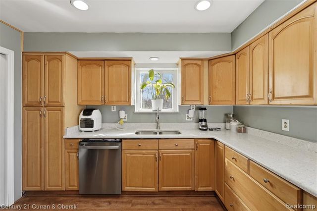 543 Mcmunn Street, South Lyon, MI 48178