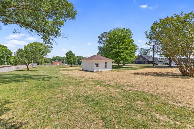 3217 Church St, Burns, TN 37029