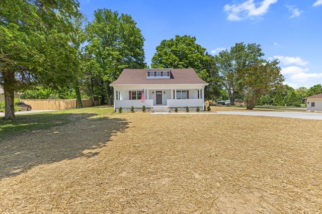 3217 Church St, Burns, TN 37029