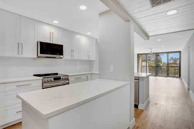 7 Royal Palm Way 404, Boca Raton, FL 33432
