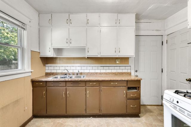 1702 S Taylor Street, South Bend, IN 46613