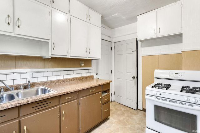 1702 S Taylor Street, South Bend, IN 46613