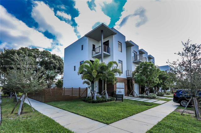 1640 Mckinley St, Hollywood, FL 33020
