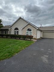 1729 Heather Heights Dr, Moon/crescent Twp, PA 15046