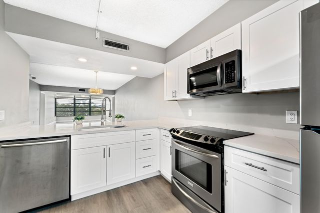 3636 Whitehall Drive 402, West Palm Beach, FL 33401