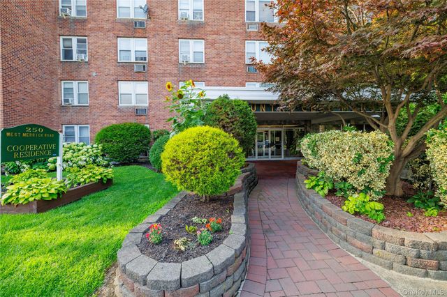 250 W Merrick Road 1E, Freeport, NY 11520