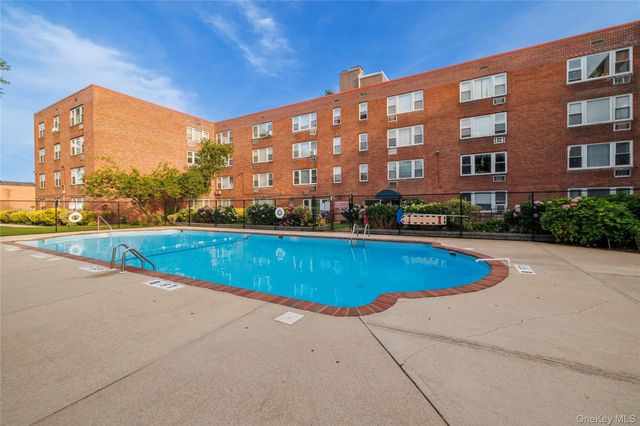 250 W Merrick Road 1E, Freeport, NY 11520